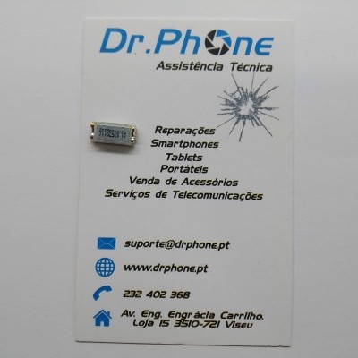 Cartão de visita para assistência técnica Dr.Phone com componente eletrônico em cima.