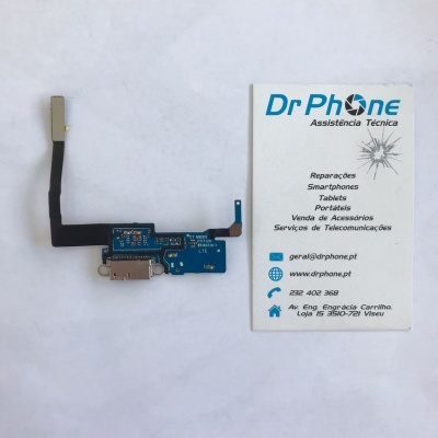 Placa eletrónica azul com conector USB ao lado de cartão de visita da Dr Phone.