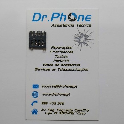 Cartão de visita da Dr.Phone Assistência Técnica com componente eletrónico preso