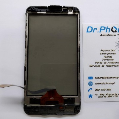 Ecrã táctil de smartphone preto ao lado de cartão de visita da assistência técnica Dr.Phone