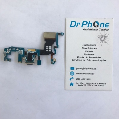 Peça eletrónica para smartphone ao lado de cartão de visita da assistência técnica Dr Phone