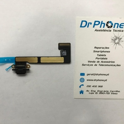Peça eletrónica flexível preta e dourada ao lado de cartão de visita da DrPhone.