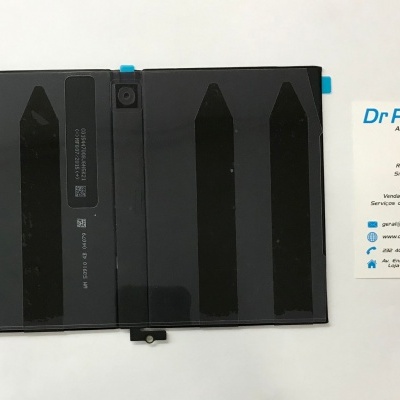 Bateria preta retangular e cartão de visita da Dr Phone sobre fundo branco