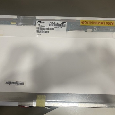 ecrã de portátil LED branco com moldura metálica e etiquetas adesivas