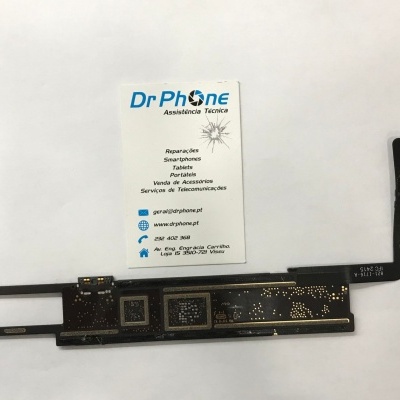 Componente eletrônico flexível ao lado de cartão de visita da Dr Phone