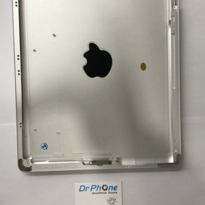 Estrutura traseira metálica prateada para tablet Apple com cartão de assistência técnica