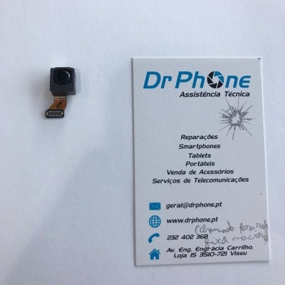 Câmara traseira de smartphone ao lado de cartão de visita da Dr Phone