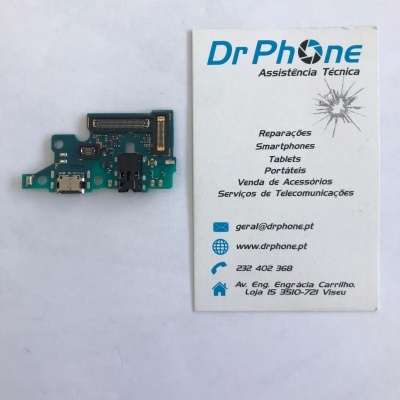 Placa eletrónica azul ao lado de cartão de visita branco com texto azul