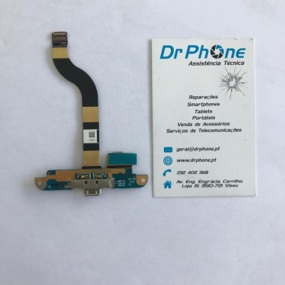 Placa eletrónica flexível para smartphone com conector USB ao lado de cartão Dr Phone com informações de assistência técnica