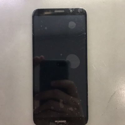 Smartphone Huawei preto em superfície clara