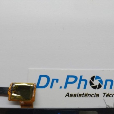 Peça eletrónica com conector flexível e cartão com texto Dr.Phone Assistência Técnica