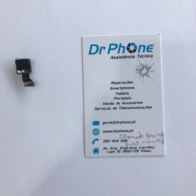 Peça eletrónica pequena preta ao lado de cartão de visita Dr Phone Assistência Técnica em fundo branco
