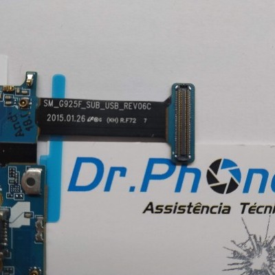 Placa eletrónica azul com texto SM_G925F_SUB_USB_REV06C 2015.01.26, sobre papel com logo Dr. Phone e vidro partido