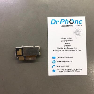 Peça eletrónica pequena em metal junto a cartão de visita da Dr Phone