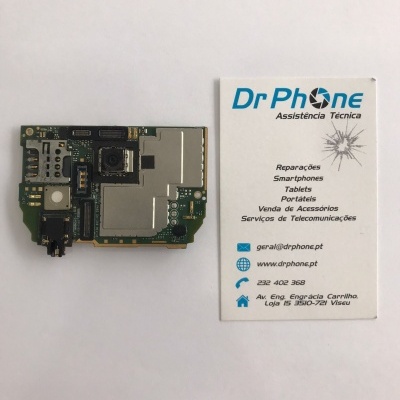 Placa eletrónica de telemóvel ao lado de cartão de visita da assistência técnica Dr Phone