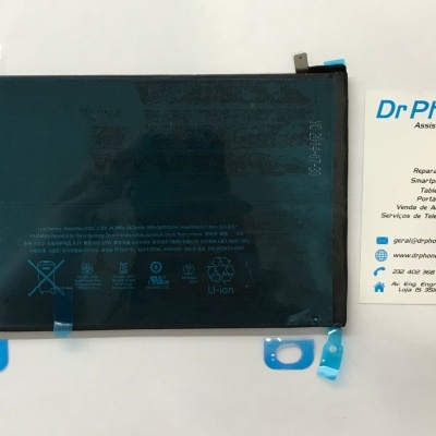 Bateria preta com texto branco ao lado de cartão de visita branco da DrPhone