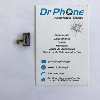 Componente eletrónico pequeno junto a cartão de visita de assistência técnica