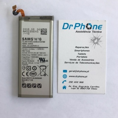 Bateria Samsung EB-BN950ABE e cartão promocional Dr Phone Assistência Técnica sobre fundo branco