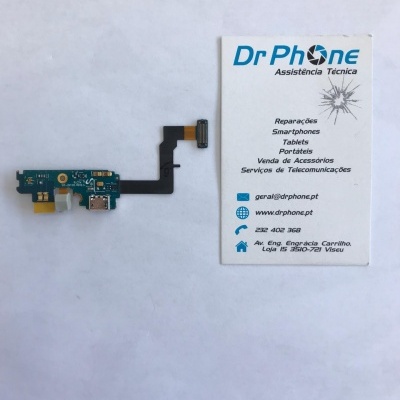 Placa eletrónica com conector flexível e cartão de visita da empresa Dr Phone