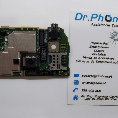 Placa eletrónica ao lado de cartão de visita da Dr.Phone Assistência Técnica com lista de serviços e contactos