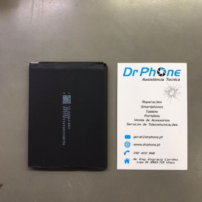 Bateria preta para dispositivo móvel com código QR e papel de contacto de assistência técnica