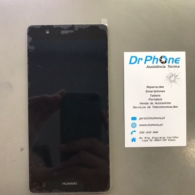 Smartphone Huawei preto e cartão de visita da DrPhone sobre superfície cinzenta