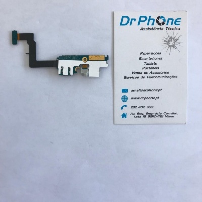 Peça eletrónica pequena e cartão de visita da Dr Phone com texto em português.