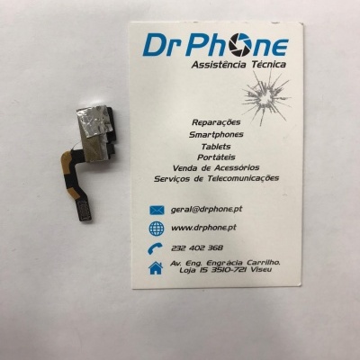 Componente eletrônico pequeno junto a cartão de visita da Dr Phone Assistência Técnica em fundo branco
