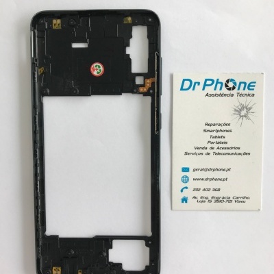 Parte traseira interna de capa de smartphone preta com cartão branco Dr Phone ao lado