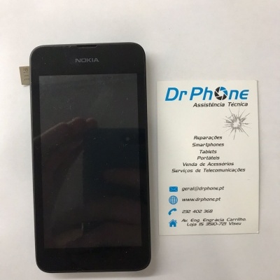 Telemóvel Nokia preto e cartão de visita Dr Phone sobre superfície branca