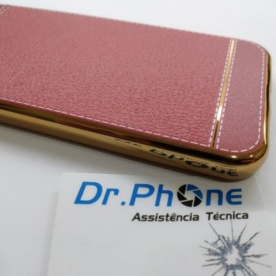 Capa de smartphone vermelha com borda dourada e cartão de assistência técnica