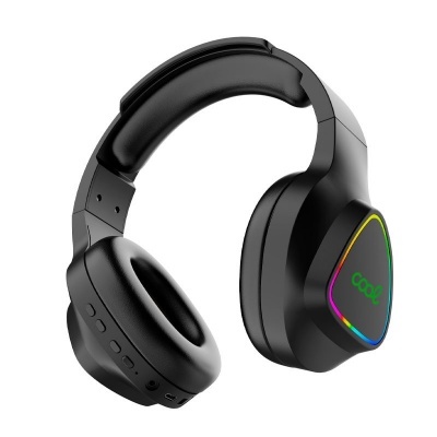 Auriculares over-ear pretos com luz RGB e palavra 'cool'