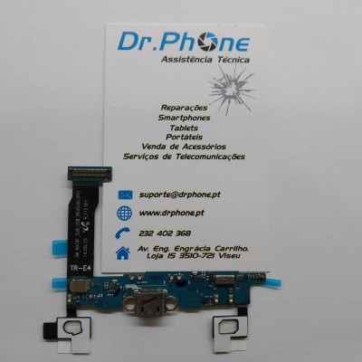 Placa de circuito azul com conector USB sobre cartão de visita da Dr. Phone