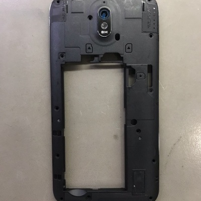 Parte traseira preta de telefone móvel com orifício para câmara e texto BM