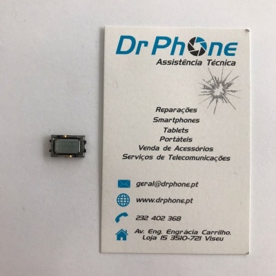 Peça eletrónica cinzenta junto a cartão de visita da Dr Phone Assistência Técnica