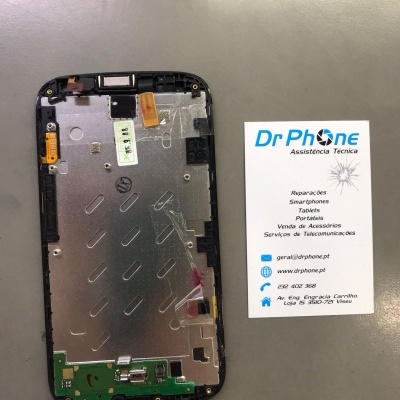 Interior de smartphone desmontado com cartão de visita de assistência técnica