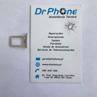 Cartão de visita da empresa Dr Phone e uma bandeja SIM dourada sobre superfície branca