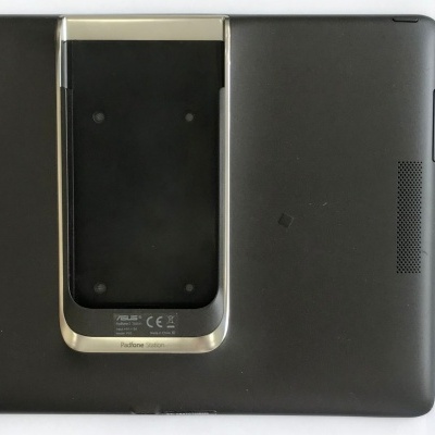 Tablet preto com suporte metálico e cartão de visita DR PHONE