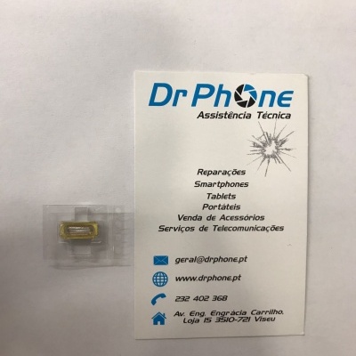 Componente eletrónico dourado e cartão de visita da Dr Phone Assistência Técnica em fundo branco.