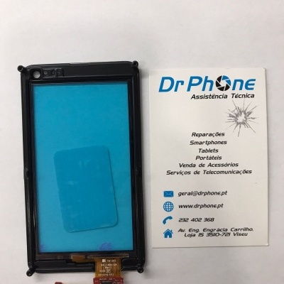 Display táctil preto com componente eletrônico e cartão de visita da empresa Dr Phone