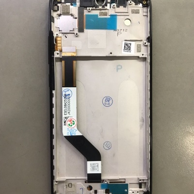 Parte interna de smartphone com componentes eletrónicos e fita flexível