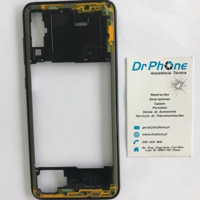 Moldura traseira de smartphone preto com componentes eletrónicos e cartão de visita da Dr Phone em fundo branco