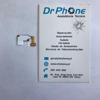 Componente eletrônico e cartão de visita da Dr Phone Assistência Técnica em fundo branco