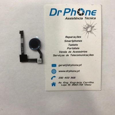 Peça eletrónica pequena com conector flexível e cartão de visita da assistência técnica Dr Phone.