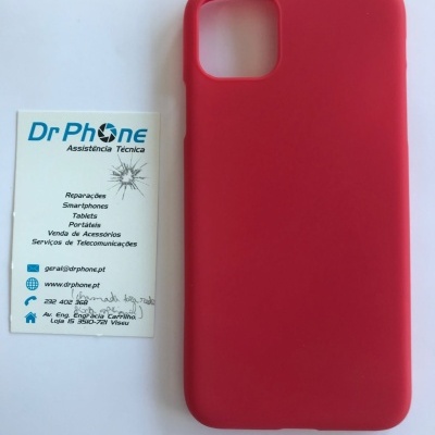 Capa de telemóvel vermelha ao lado de cartão de visita da Dr Phone