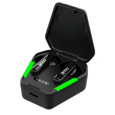 Auriculares sem fios pretos numa caixa de carregamento preta com detalhes verdes