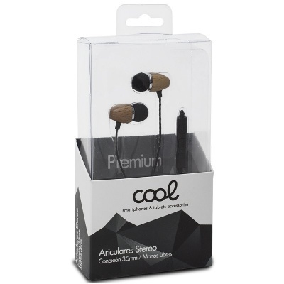 Auriculares estéreo Cool com cabo preto e detalhes em madeira na embalagem.