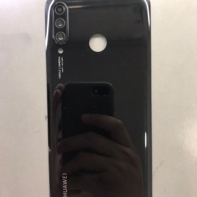 Capa traseira preta para smartphone Huawei com três câmaras e texto visível