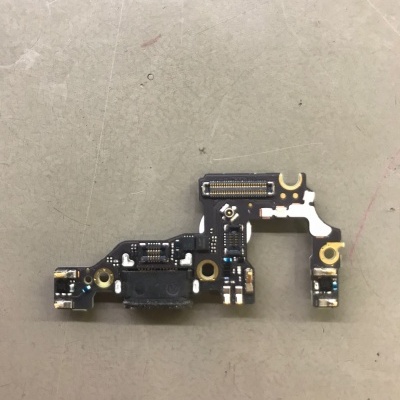 Placa eletrónica pequena com componentes montados e contactos dourados