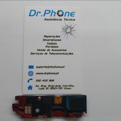 Placa eletrónica junto a cartão de visita de assistência técnica Dr.Phone